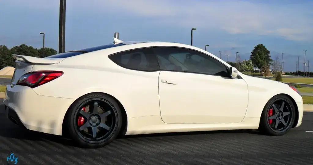 2010 Hyundai Genesis Coupe - Image 3