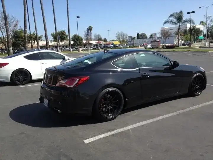 2010 Hyundai Genesis Coupe - Image 3