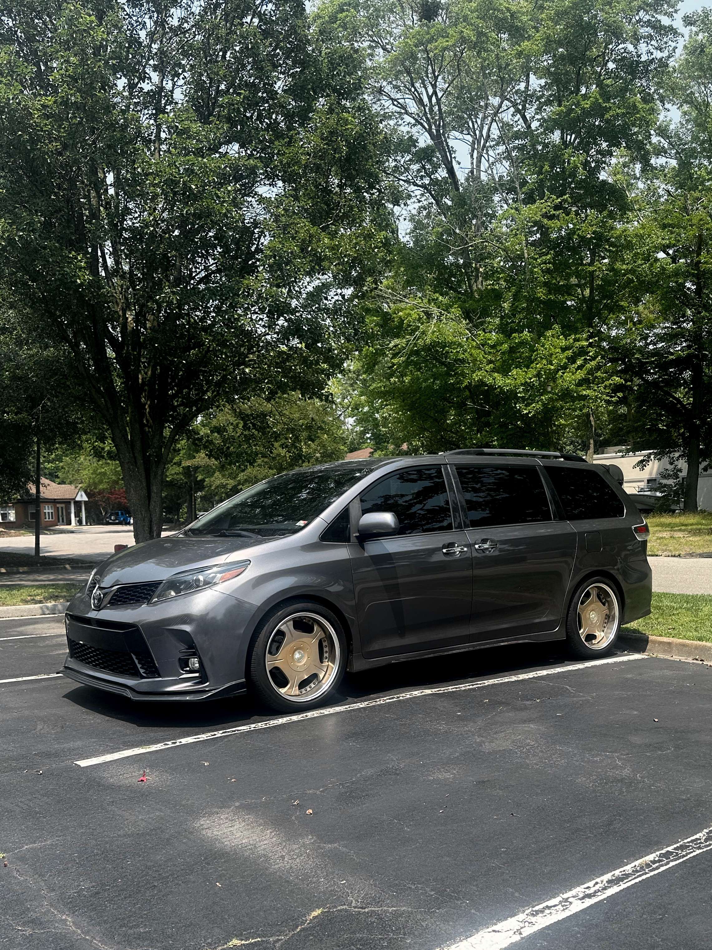 2019 Toyota Sienna - Image 2
